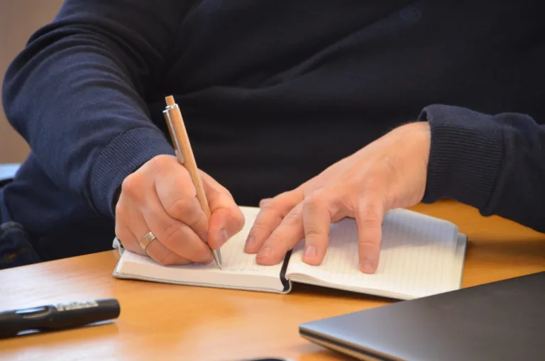 Hand notiert im Notizbuch am Workshoptisch