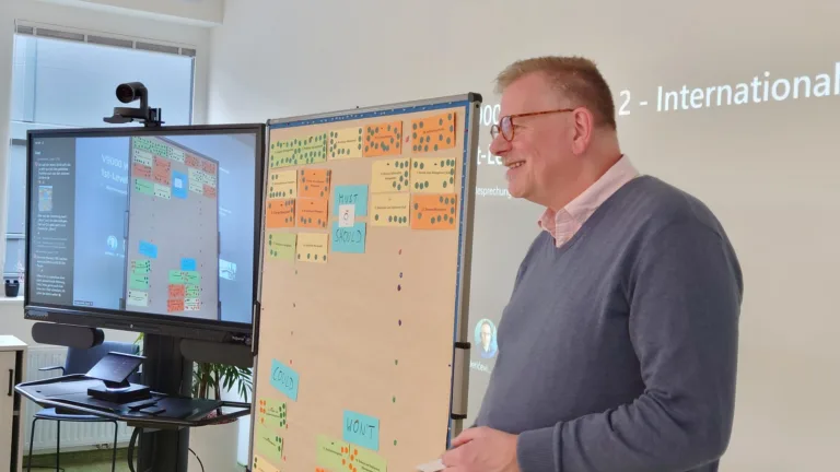 Berater neben der Workshop-Pinnwand