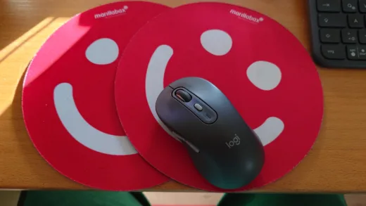 Zwei marillabax-Mauspads mit Smiley