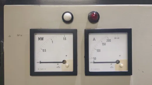 Zwei alte analoge Messinstrumente an einem Schaltschrank