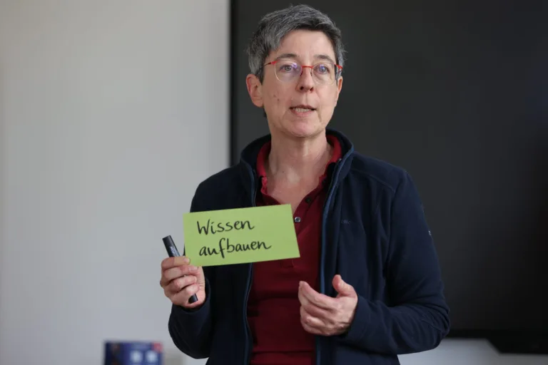 Elke Theisohn zeigt die Karte „Wissen aufbauen“